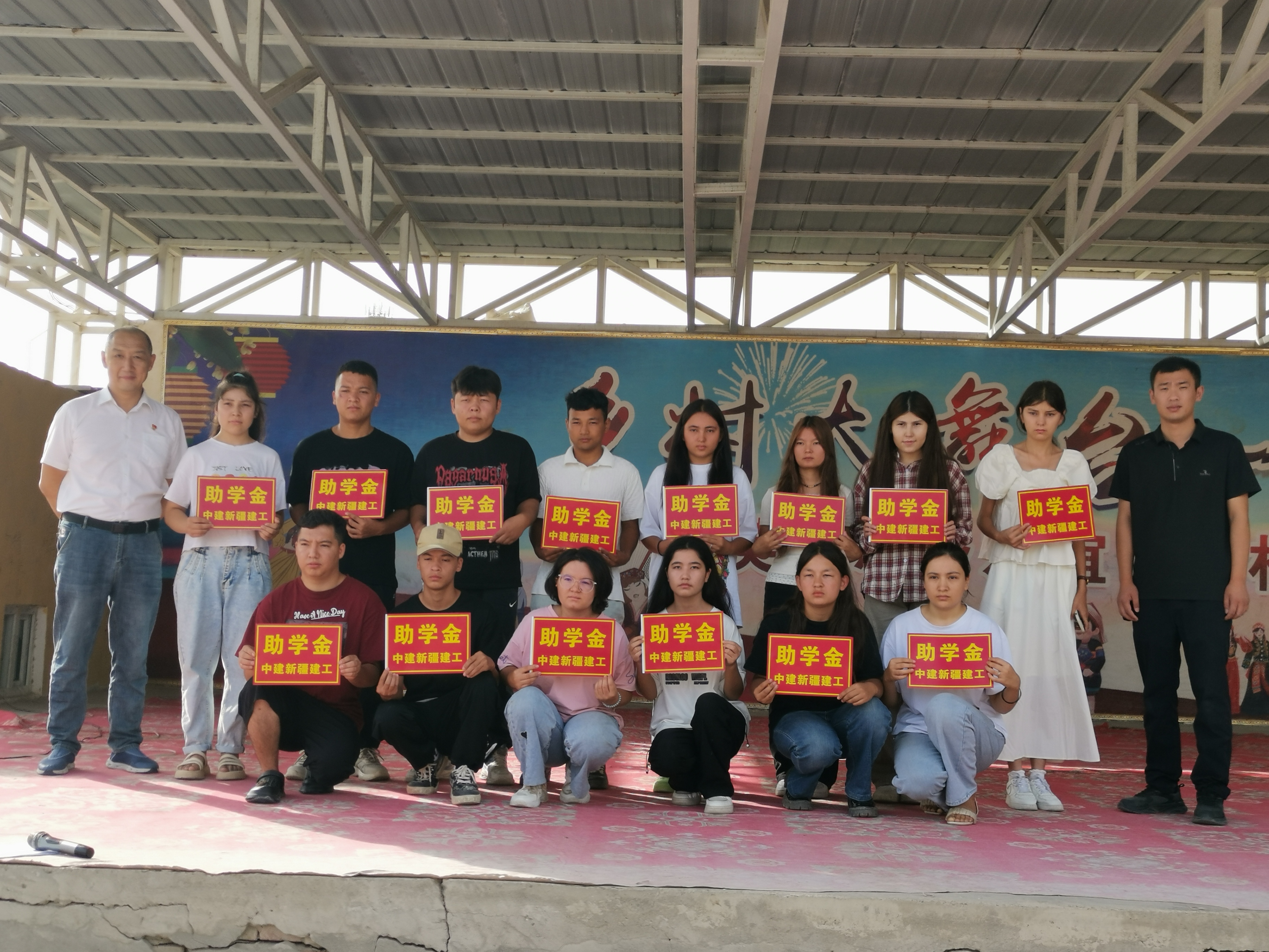 每年工作队对新入学大学生开展金秋助学活动.jpg